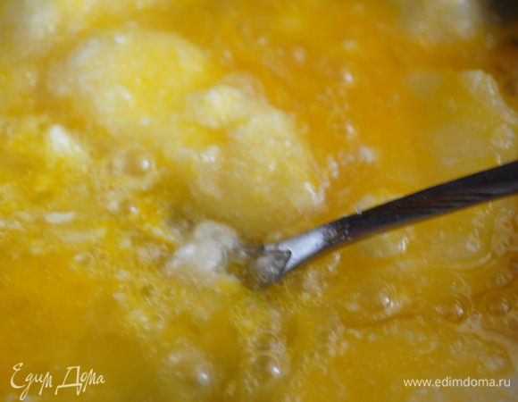 Тесто: яйца, мёд, сахар, масло размешать и поставить на водяную баню, мешая довести массу до растворения сахара и масла, добавить соду и муку.