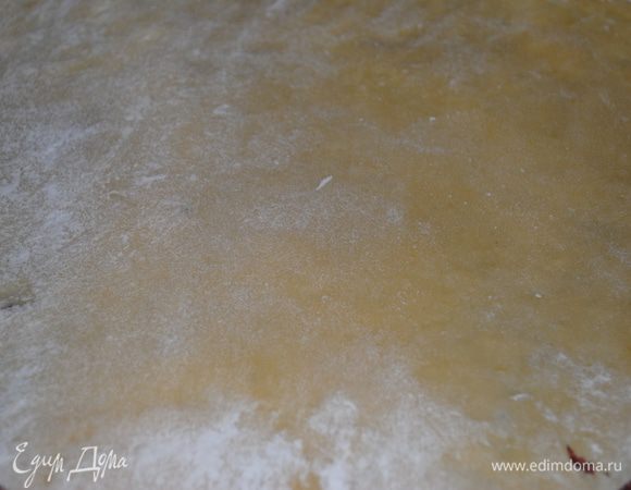 Разделить тесто на 7 частей, ис каждой части раскатать круг. Чтобы все коржи были одинаковые в качестве трафорета воспользуйтесь тарелкой или блюдом 