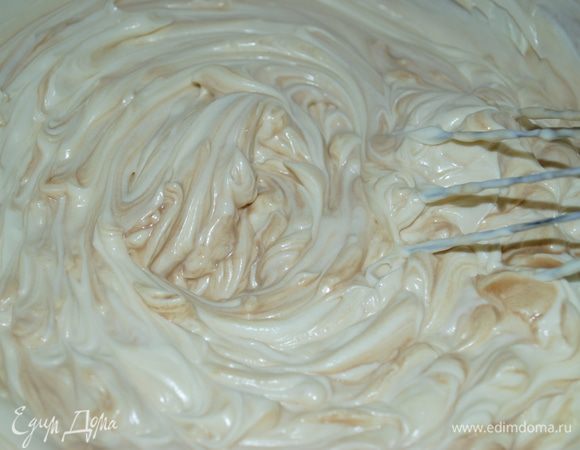 Приготовить крем:
смешать сливки с сахарной пудрой, добавить ликер, и запареный кофе ( кофе залить 3 ст л кипятка и дать постять, а потом процедить.