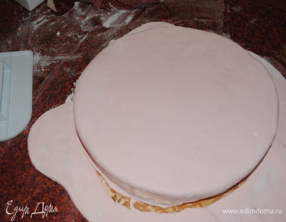 Раскатать мастику и покрыть торт. Аккуратно обрезать по краю.