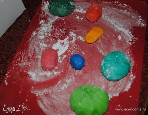 Отдельно приготовила мастику и покрасила в разные цвета, а потом сделала цветы и бабочки с помощью вырубок. 