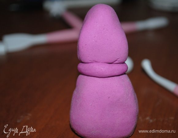 С фиолетовой мастики слепила лунтика