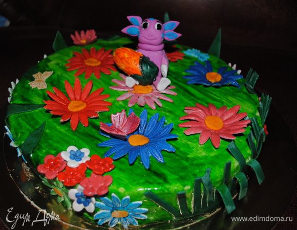 И потом покрасила торт, и украсила цветами и Лунтиком. 