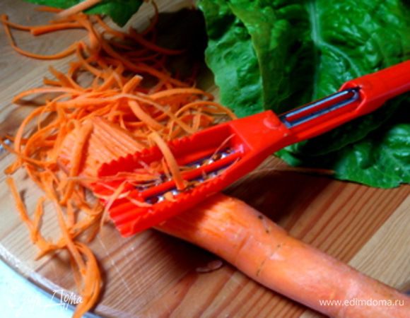 Нарезать салат. Нарезать морковь жульеном, т.е. тонкой соломкой.