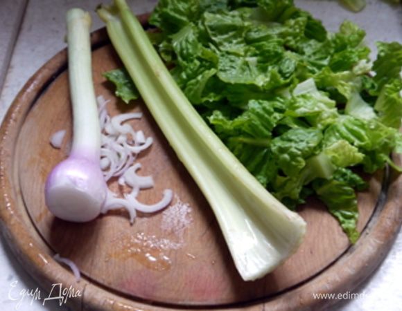 Тонко порезать лук и сельдерей.