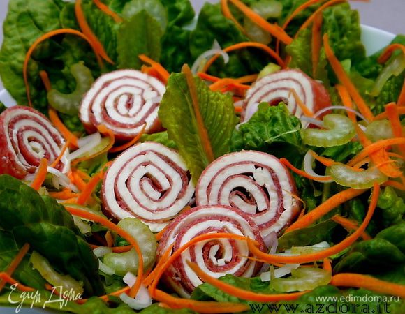 Заправить салат оливковым маслом, посолить, поперчить. Разложить по тарелкам и дополнить рулетиками из салями.
