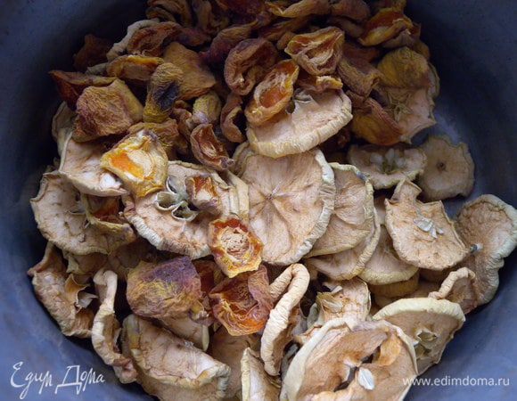 Залить сухофрукты холодной водой (не кипятком). Оставить на время, чтобы размокли немного. В этот раз у меня были абрикосы и яблоки. Замочить так же и мак.  