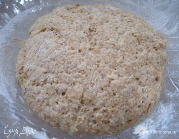 Замесить тесто на молоке. На 500 мл молока (можно на воде) - 11 г дрожжей сухих, 100 мл растительного масла, 3 ст л сахара 1 ч л соли. 1 кг муки. Мука: 500 г пшеничной, 100 г кукурузной, 100 г пшеничной крупы (мелкая побитая пшеница) и 200 г "овсянки". Если делаете с овсянкой, общее количество муки получается не 1 кг а 900 г. Подробнее замес теста можно посмотреть в моих рецептах хлеба например http://www.edimdoma.ru/retsepty/16371-hleb-s-pomidorami-olivkami-i-rozmarinom. 