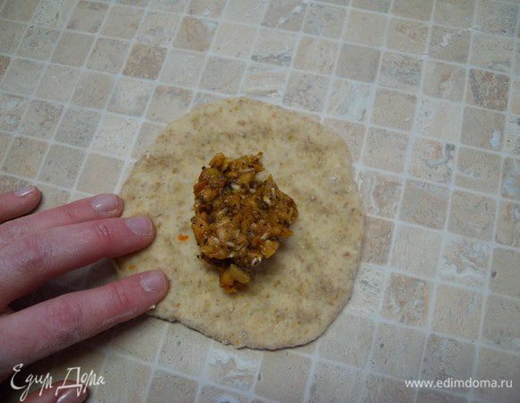 Так же и начинку визуально делим на 20 частей. Формируем булочки-пирожки. 