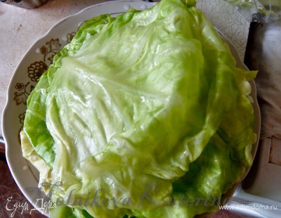 В кипящую воду опустить вилок капусты на 2-3 минуты. После этого достать, отделить листья. 