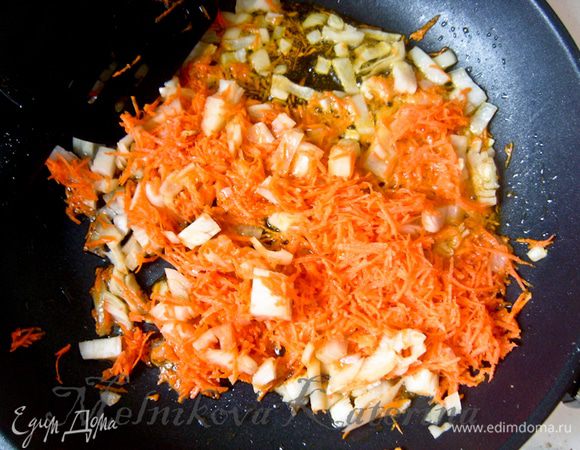 Мелко нарезать лук, морковь натереть на мелкой терке, мелко нарезать грибы. На растительном масле пассеровать несколько минут лук, добавить морковь с грибами и также пассеровать несколько минут. Добавить мелко нарезанный чеснок. 