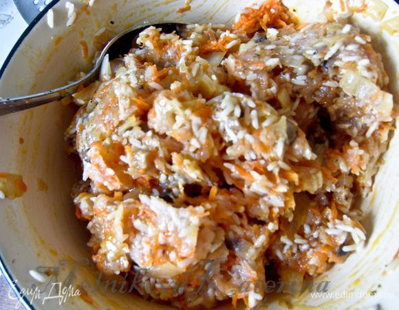 Пропустить через мясорубку куриное филе. Добавить к нему луково-морковную смесь, рис, специи и тщательно все перемешать. 