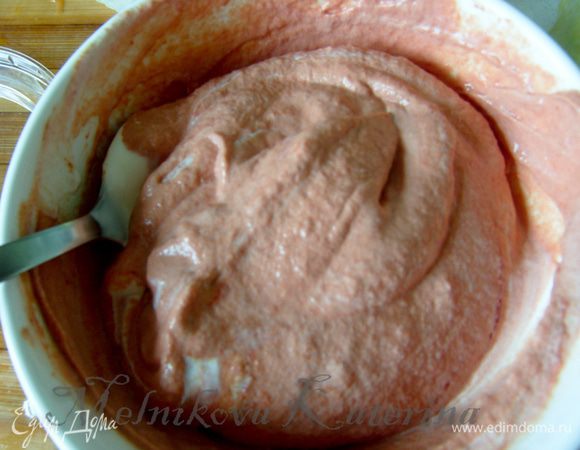 Приготовить соус. Для этого томаты потереть на терке, затем протереть через сито, чтобы не было семян. Смешать томаты со сметаной. 