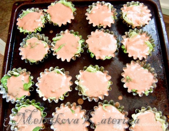 В каждую формочку поверх капустного листа выложить оставшийся соус. 