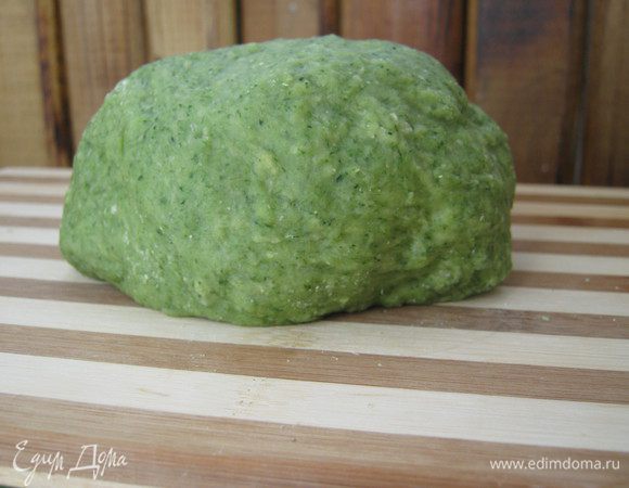 Насыпаем в миску муку,добавляем шпинат,яйца,соль.Замешиваем тесто и оставляем его на 30минут,накрыв полотенцем.