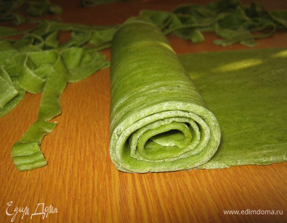 Очень тонко раскатываем тесто.Даем ему немного подсохнуть,скатываем в рулет и нарезаем полосками шириной 0,5см.Даем подсохнуть.