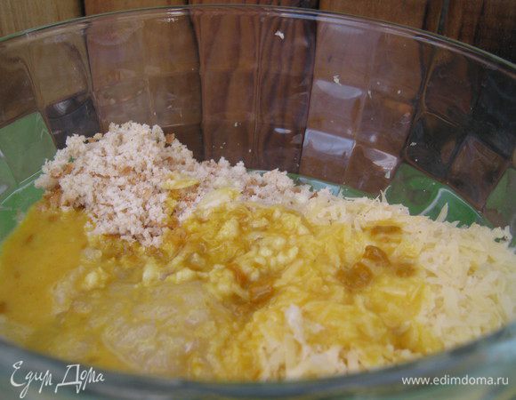 Рыбу измельчаем в блендере.Добавляем к ней сухари,сыр,яйцо взбитое с шафраном,измельченный чеснок,соль,перец.
