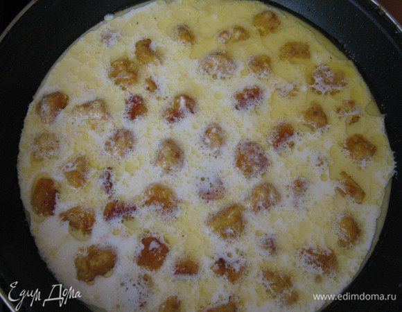 Добавляем бренди и после того,как он наполовину испарится,добавим сливки перец и соль.Даем сливкам слегка загустеть.