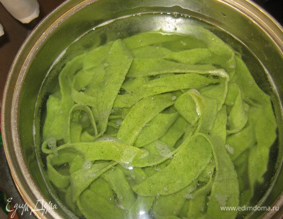 Тем временем,варим тальятелле до готовности и выкладываем в дуршлаг.