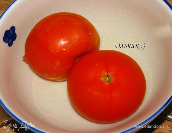 Помидоры режем крест-накрест. заливаем кипятком. Через несколько минут удаляем кожуру, режем дольками, удаляем сок и семена, мякоть режем небольшими кубиками.
