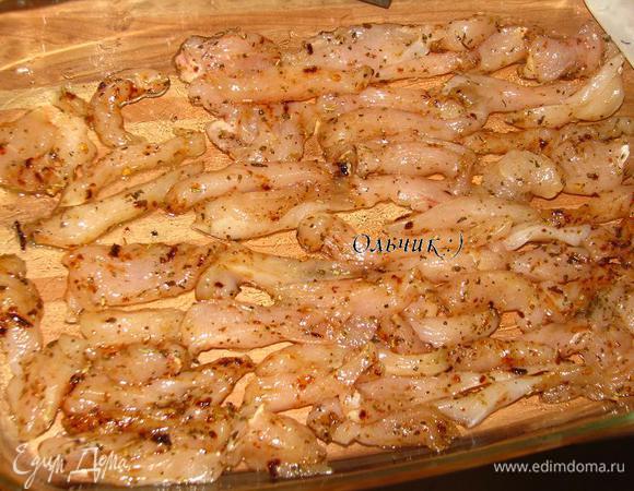 Куриное филе режем полосками, солим, перчим, добавляем розмарин, базилик, немного оливкового масла, оставляем на 15 минут. Затем выкладываем в жароупорное блюдо, запекаем при 200 градусах 15 минут.