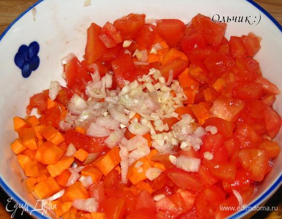 Морковь чистим, режем небольшими кубиками. Добавляем к помидорам. Мелко режем лук, чеснок, отправляем туда же. 