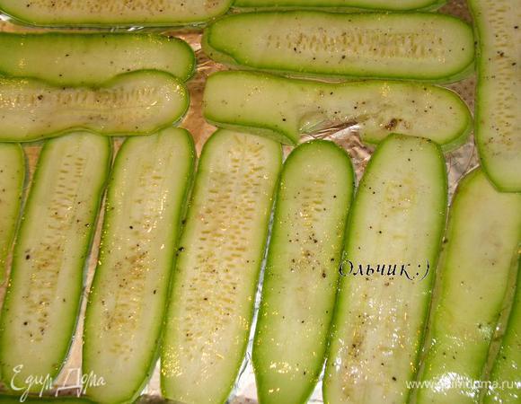 Кабачки раскладываем на застеленный фольгой и смазанный оливковым маслом противень. Выпекаем при 200 градусах 15 минут.