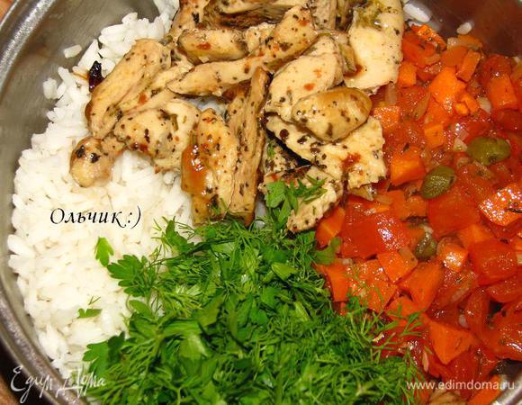 Рис отвариваем в подсоленой воде практически до готовности. Он дойдет в духовке. К рису добавляем куриное филе, запеченые овощи, мелкорезанную зелень.