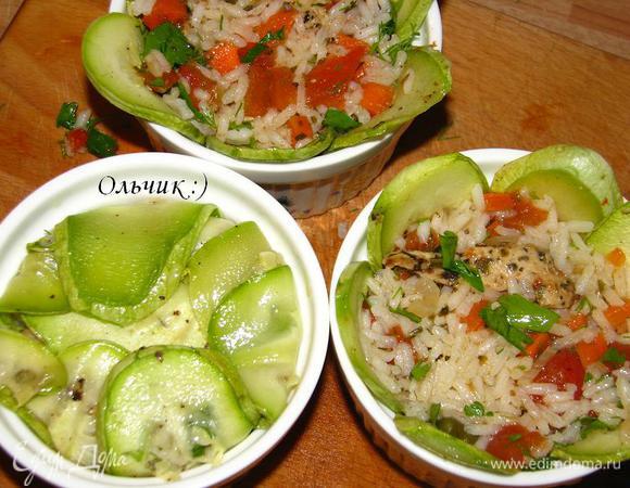 В керамические формочки выкладываем лепестки кабачка, внутрь отправляем рис с овощами и мясом, слегка утрамбовываем, накрываем кусочком кабачка и закрываем лепестки.