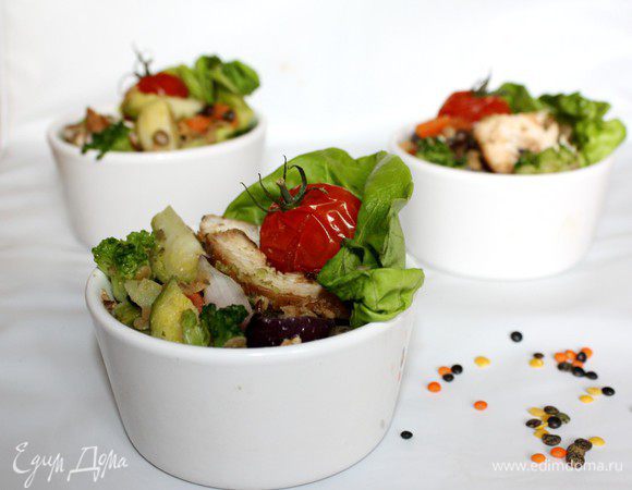 Для соуса: взбить в блендере авокадо и чеснок, добавить уксус, оливковое масло, измельченный острый перец чили, кинзу, соль и взбить еще раз до однородной пасты. 
В порционные салатники выложить салат, сдобрить соусом и украсить  запеченными помидорами.
Приятного аппетита!