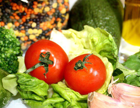 Куриное филе замариновать в смеси растительного масла и уксуса, молотого кориандра, с солью и перцем. Оставить на 30 мин. Затем филе запечь или обжарить на сковороде до готовности. Нарезать на крупные  куски. 
В то время, как маринуется курица, можно отварить чечевицу согласно инструкции на упаковке. 
И запечь овощи. Для этого морковь нарезать кусочками, переложить в просторную жаропрочную форму, лук нарезать полукольцами или вдоль длинными полосками, помидоры черри отправить туда же. Сбрызнуть растительным маслом овощи и запечь при 180°С. Для газовых духовок лучше прикрыть форму фольгой или пергаментом. 
Оба вида капусты бланшировать в кипящей воде минут 5, затем разрезать на 4-6 частей. 
Смешать все ингредиенты салата, кроме черри. 