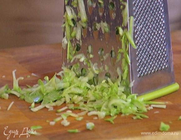 Кабачок, не очищая, натереть на крупной терке.