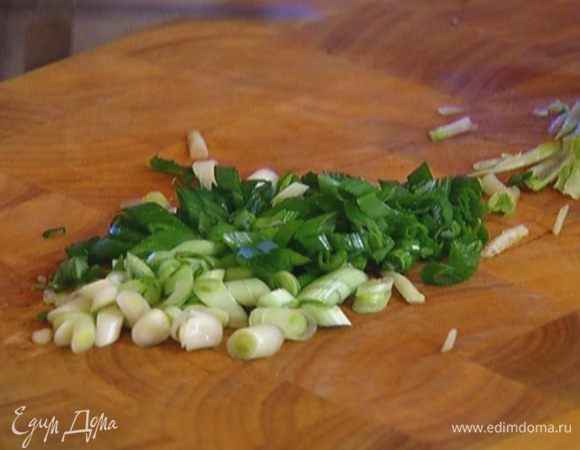 Зеленый лук нарезать тонко наискосок.