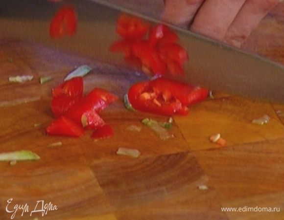 Перец чили, удалив семена, мелко порубить.