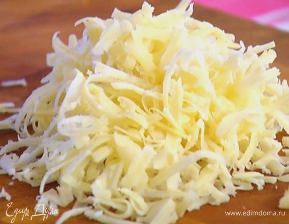 Твердый сыр натереть на крупной терке.