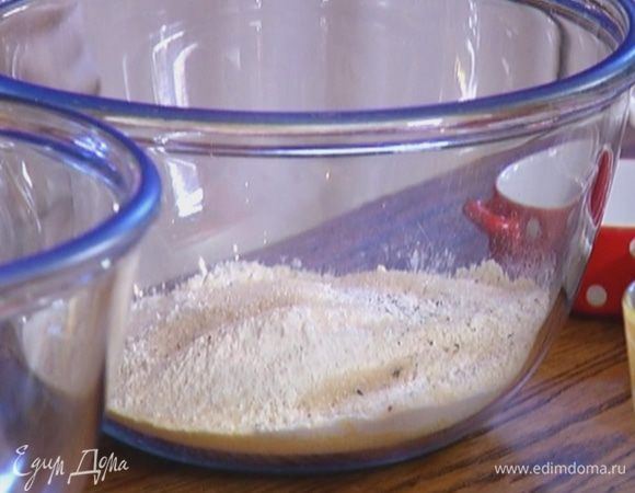 Муку перемешать с полентой, разрыхлителем, сахаром, солью и перцем.
