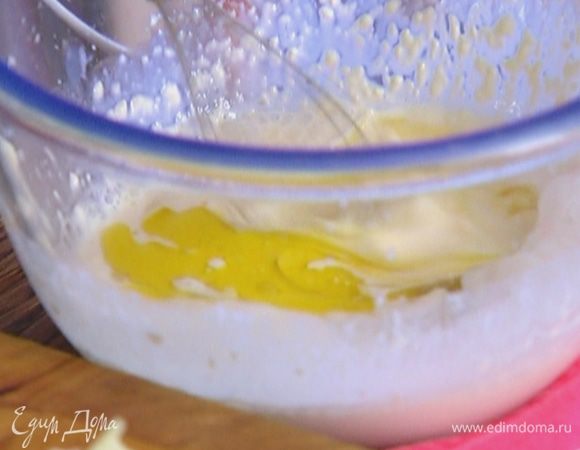 Сметану соединить с молоком и яйцом, влить оставшееся оливковое масло и взбить все миксером.