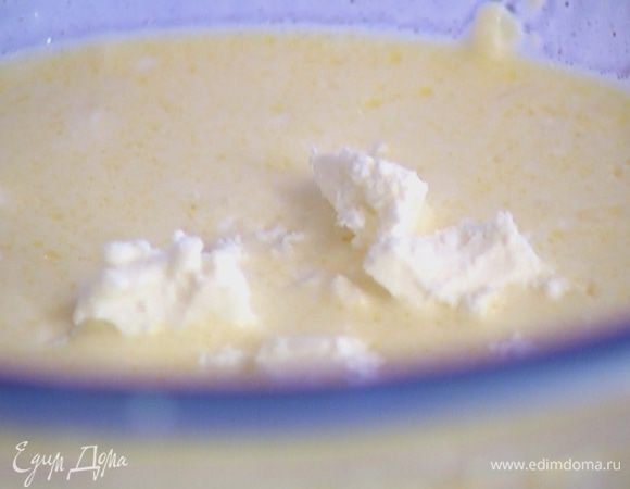Фету раскрошить руками и вмешать в сметанно-молочную массу.