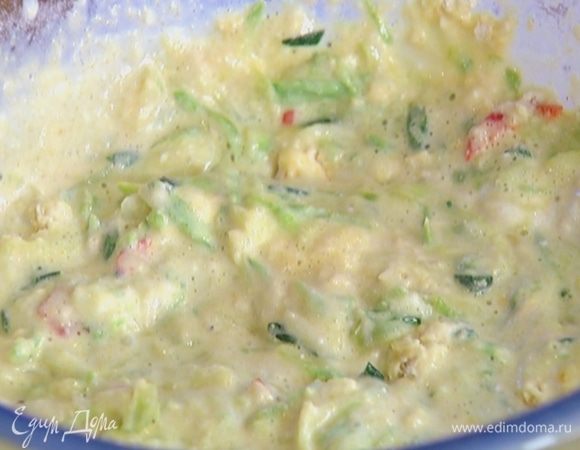 Добавить муку с полентой, сыр, кабачок с луком и все перемешать.