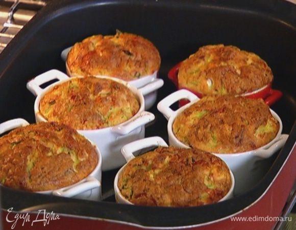 Разложить тесто в формочки и выпекать в маффины разогретой духовке 25 минут.