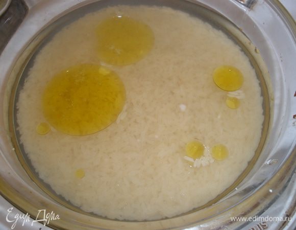 В кастрюльку выложить рис и залить его 2 стаканами холодной воды. Добавить оливковое масло и немного посолить. Дать закипеть, а потом уменьшить огонь и варить до готовности под крышкой. 