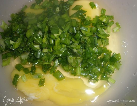 В мисочку разбить яйца, добавить соевый соус и мелко нарезанный лук. 