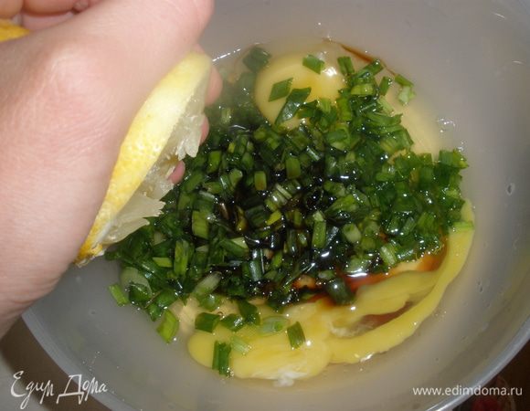 Выдавить лимонный сок и все перемешать вилочкой. 