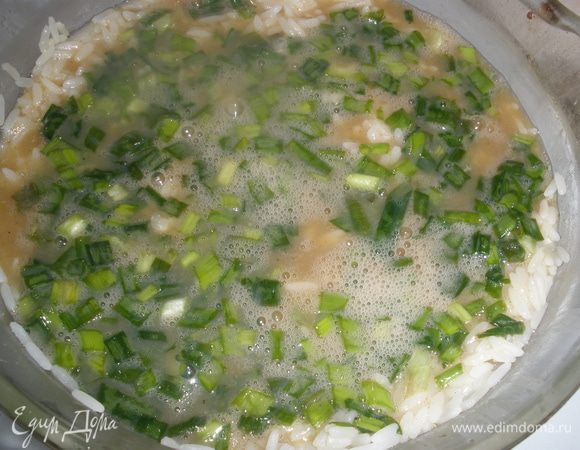 Когда рис будет готов, то есть впитает всю воду, вылить яичную смесь на него, перемешать и закрыть крышкой. Огонь выключить. В данном случае, яйцо приготовится от тепла риса. Ну ооочень вкуусно!