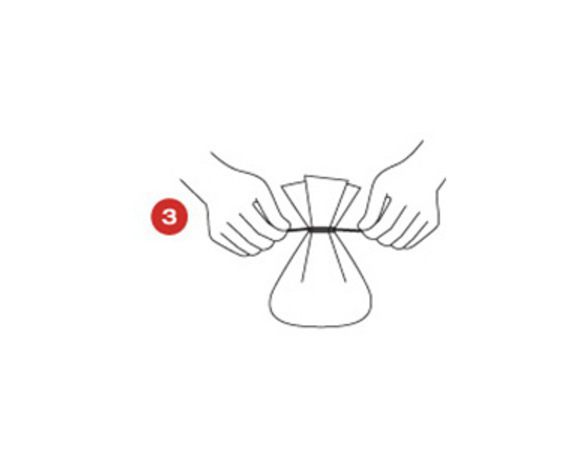 В течение примерно 10 минут приготовленные кульки готовить на пару (если нет пароварки, то использовать обычную кастрюлю с решеткой, накрытой крышкой).