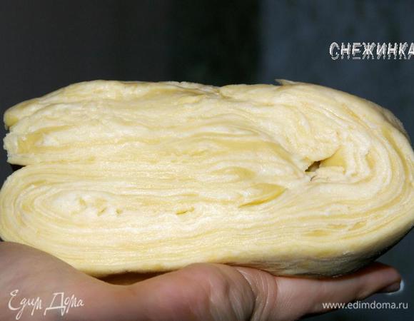Приготовить слоеное тесто по рецепту: http://www.edimdoma.ru/retsepty/32472-sloenoe-testo-svoimi-rukami-gotovim-doma Или разморозить покупное.