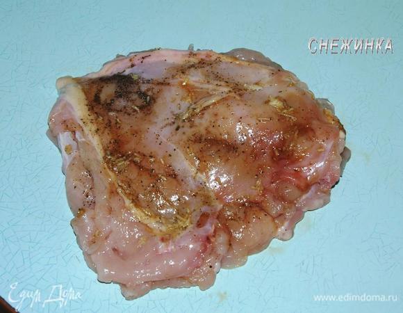 Замариновать филе, положив одно на другое. Смазать перцем, солью, соевым соусом, чесноком, натертым на тёрке. 