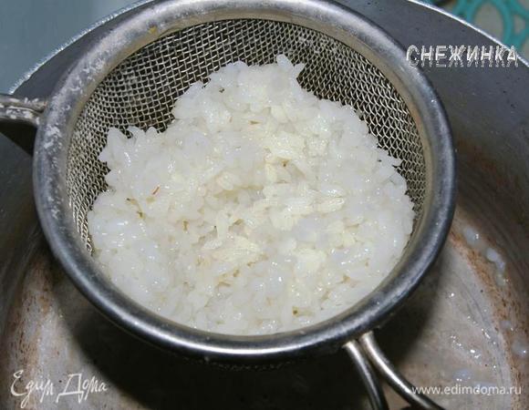Рис отварить в подсоленной воде до готовности в большом количестве воды. Слить, промыть, оставить стечь.