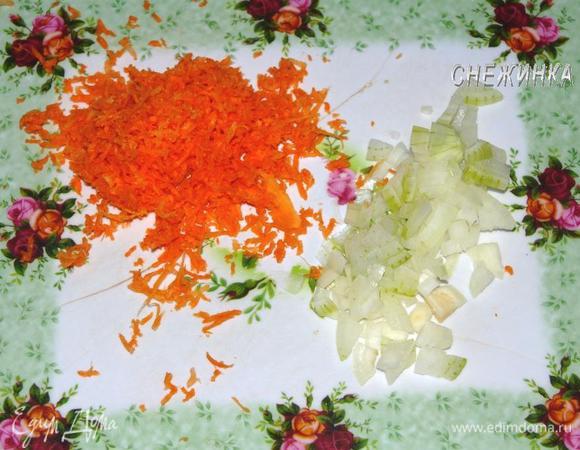 Луковицу мелко нарезать. Морковь измельчить на сырной терке.
