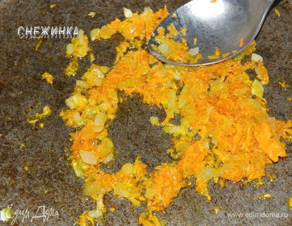 На сковороде разогреть 2 ст.л. оливкового масла, забросить лук, обжарить пару минут, добавить морковь и потомить минутки 3.